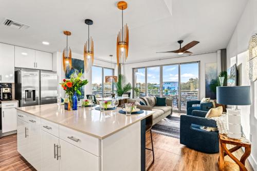 Waterfront, Pet-Friendly Condo with Pool, Spa, and Fitness Center near Downtown Sarasota in 可可納特中區