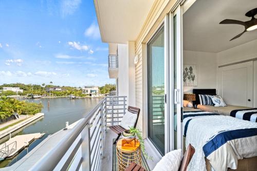 Waterfront, Pet-Friendly Condo with Pool, Spa, and Fitness Center near Downtown Sarasota in 可可納特中區