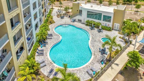 Waterfront, Pet-Friendly Condo with Pool, Spa, and Fitness Center near Downtown Sarasota in 可可納特中區
