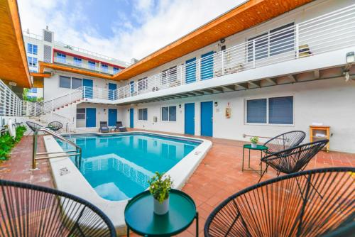 Spacious studio with Balcony and Parking at the Beach -M46 in Hollywood, USA
