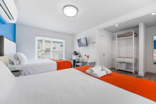 Studio with Balcony and Parking - M47 in Hollywood, USA