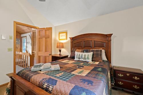 1041 Charter Hills Rd by Carolina Stays in Beech Mountain, USA