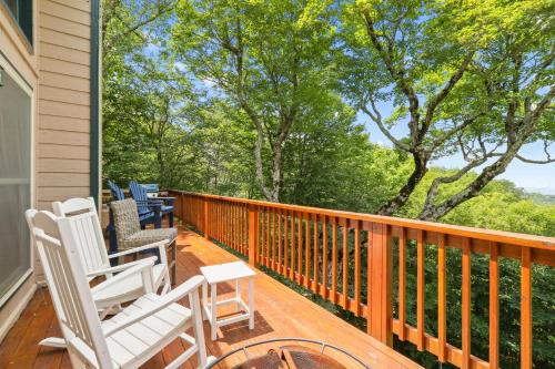 1041 Charter Hills Rd by Carolina Stays in Beech Mountain, USA