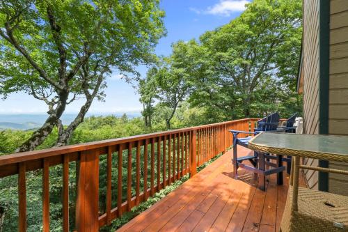1041 Charter Hills Rd by Carolina Stays in Beech Mountain, USA