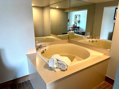 Clarion Hotel and Convention Center Baraboo - image 11