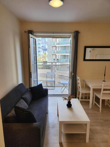 NEW with AC Central Suites with Pool access and Squash Courts! Sleeps Family or 4 guests, Gibraltar (foto 7)