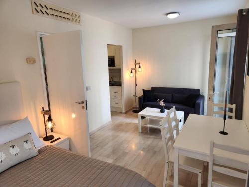 NEW with AC Central Suites with Pool access and Squash Courts! Sleeps Family or 4 guests, Gibraltar (foto 9)