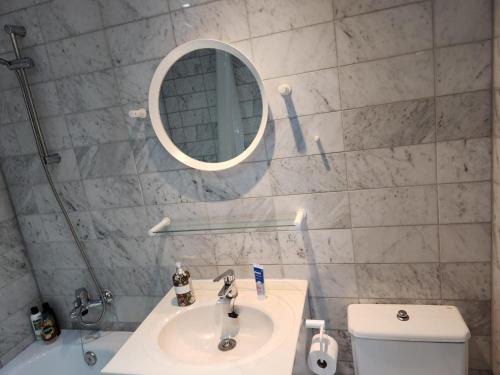 NEW with AC Central Suites with Pool access and Squash Courts! Sleeps Family or 4 guests, Gibraltar (foto 8)