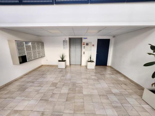 NEW with AC Central Suites with Pool access and Squash Courts! Sleeps Family or 4 guests, Gibraltar (foto 6)