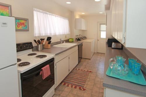 308 Anade Ave in Newport Beach, USA