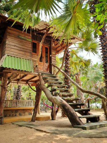 Light House Beach Hut in Komari