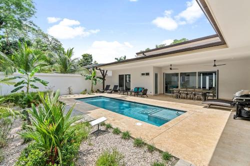 4-BD Home with Pool Walk to Beach in 波特雷羅