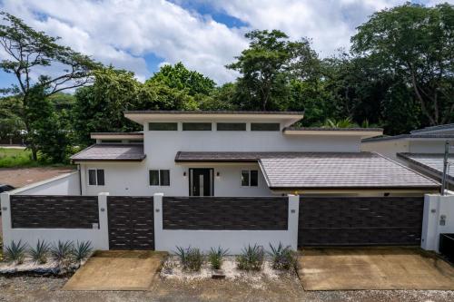 4-BD Home with Pool Walk to Beach in 波特雷羅
