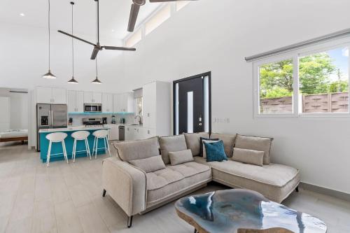 4-BD Home with Pool Walk to Beach in 波特雷羅
