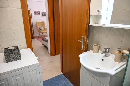 Vannas istaba, Dimitra House At Aigio By Greece Apartments in Eja(Peloponesa)