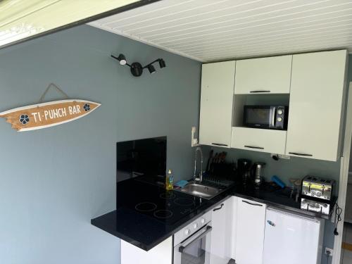 Kitchen, Le Blue Dream- Appartement in Grand-Bourg