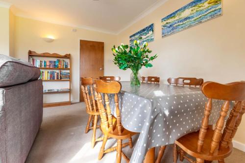 Host & Stay - The Hideaway - Tap to explore photos