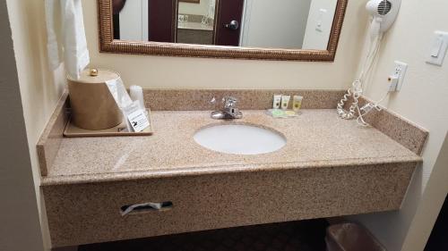 Budget Host Inn and Suites Cameron - 화장실