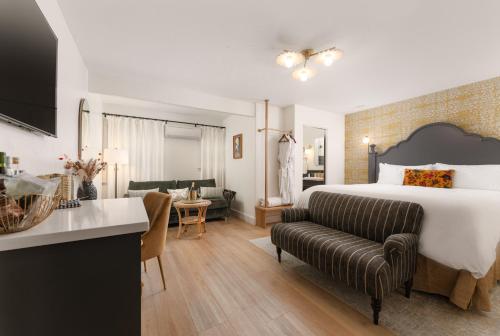 1 king bed, 1 sofa bed