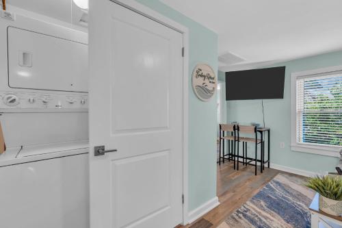 6-Min Walk to Asbury Park & OG Main St - Updated & Cozy Apartment in Historic Ocean Grove - Fire Pit & Patio - Fast Wi-Fi in Ocean Grove, USA