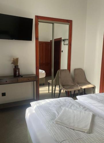 Standard Queen Room