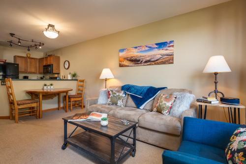Zephyr Mountain Lodge 1215 - Ski In Ski Out Condo in Winter Park, USA