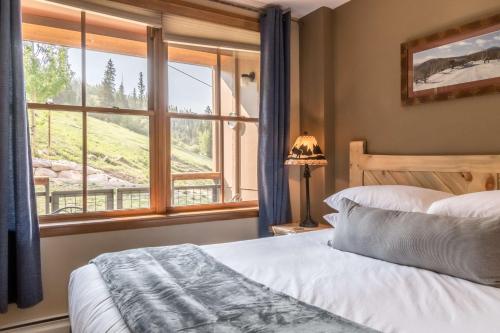 Zephyr Mountain Lodge 1215 - Ski In Ski Out Condo in Winter Park, USA