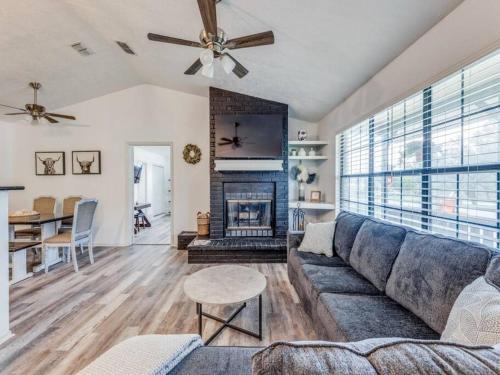 7 Bed Wine Country Home Mins from Shops and Restaurants in Johnson City, USA