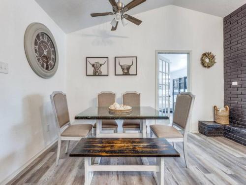 7 Bed Wine Country Home Mins from Shops and Restaurants in Johnson City, USA