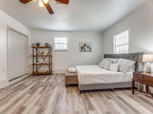 7 Bed Wine Country Home Mins from Shops and Restaurants in Johnson City, USA