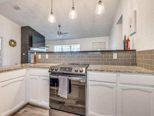 7 Bed Wine Country Home Mins from Shops and Restaurants in Johnson City, USA