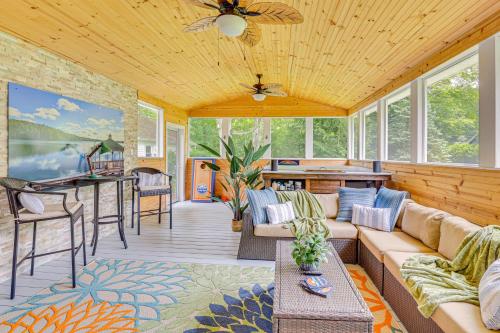 Charming Family Home in Lake Milton with Hot Tub! in Newton Falls, USA