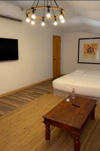 مزرعه ديزرت بريز راس الخيمه بها حمام سباحه وملاعب للاطفال و سينيما in Khatt