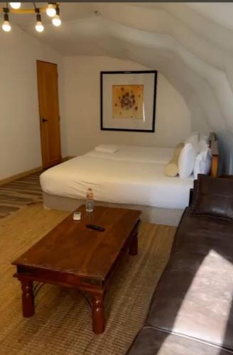 مزرعه ديزرت بريز راس الخيمه بها حمام سباحه وملاعب للاطفال و سينيما in Khatt