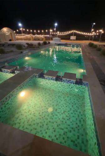 مزرعه ديزرت بريز راس الخيمه بها حمام سباحه وملاعب للاطفال و سينيما in Khatt