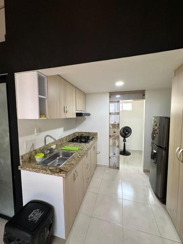 ห้องครัว, Apartaestudio Amoblado Tipo Loft en Barrio la Campiña (Apartaestudio Amoblado Tipo Loft en Barrio la Campina) in อูร์บานิซาซิออนเลาเรเลส