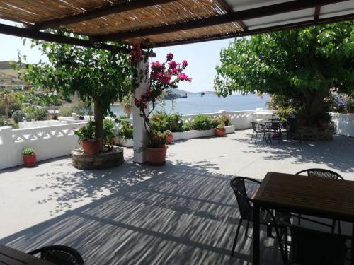 Bankett-terem, Blue House in Acherounes