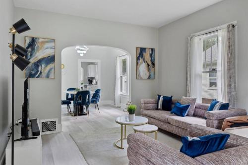 Newly Renovated House with a Professional Massage Chair in Springfield, USA