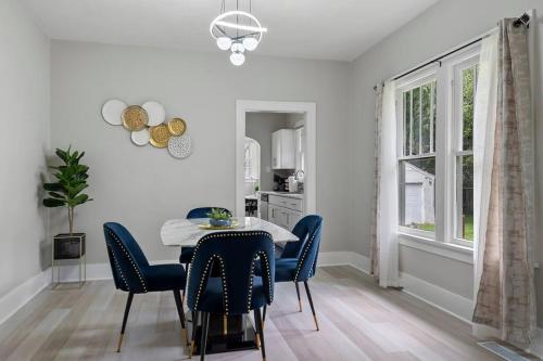 Newly Renovated House with a Professional Massage Chair in Springfield, USA
