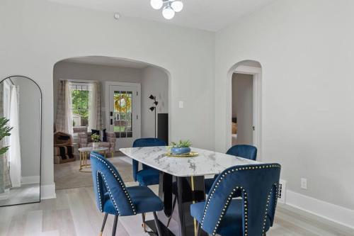 Newly Renovated House with a Professional Massage Chair in Springfield, USA