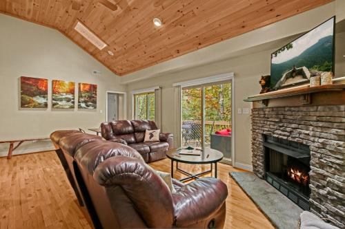 109 Deergrass Rd by Carolina Stays in Beech Mountain, USA