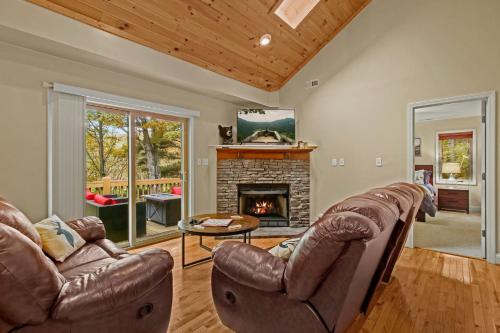 109 Deergrass Rd by Carolina Stays in Beech Mountain, USA