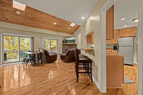 109 Deergrass Rd by Carolina Stays in Beech Mountain, USA