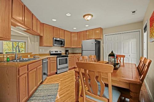 109 Deergrass Rd by Carolina Stays in Beech Mountain, USA