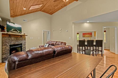 109 Deergrass Rd by Carolina Stays in Beech Mountain, USA