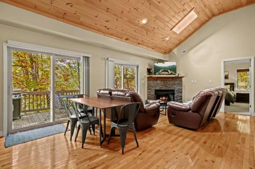 109 Deergrass Rd by Carolina Stays in Beech Mountain, USA