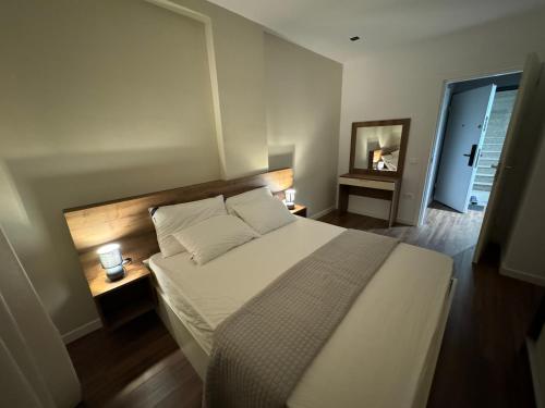 Luxury City Center with Balcony Apt21 - image 2