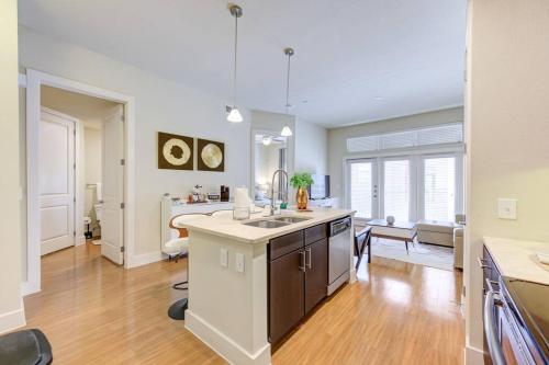 Executive Unit with King Bed in City Place in Spring, USA