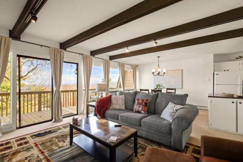 101 Courtside Ln 1A by Carolina Stays in Beech Mountain, USA
