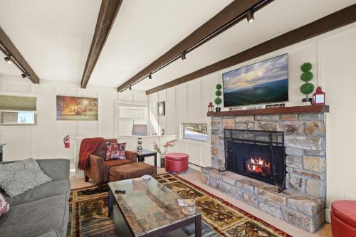 101 Courtside Ln 1A by Carolina Stays in Beech Mountain, USA